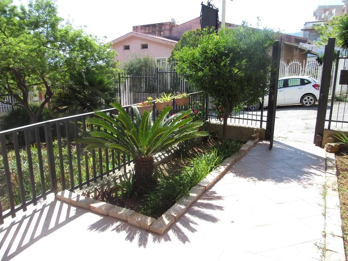 Alojamento de Acomodação e Pequeno-almoço La Cycas Acomodação com café da manhã Trabia